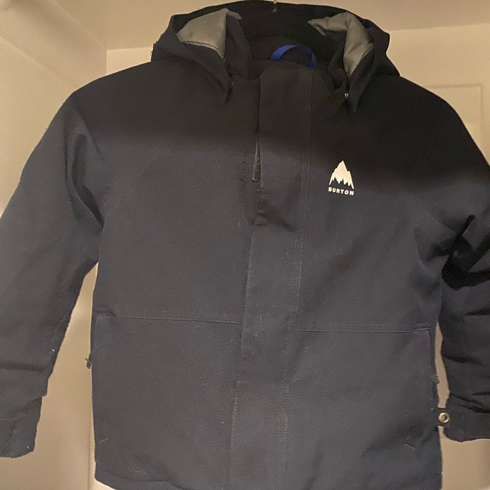 Burton unisex 5T ski jacket. Great condition, just grew out of it quickly